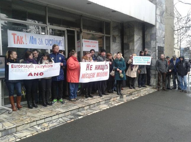 Працівники Закарпатської ОДТРК вийшли на протест проти скорочення місцевого мовлення