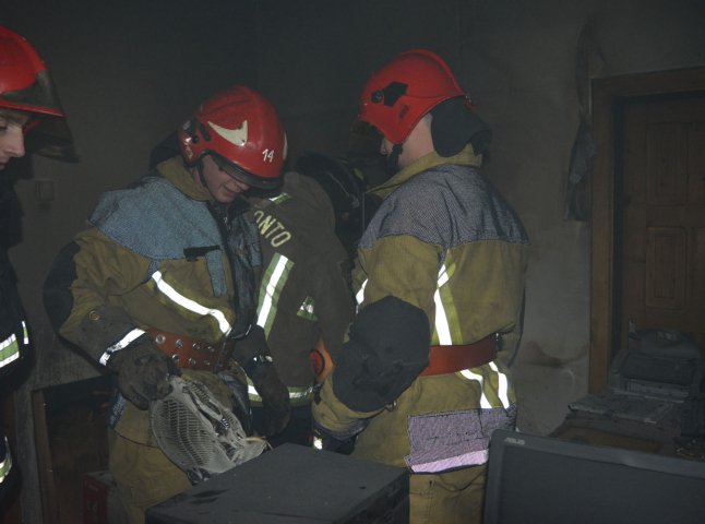 В Ужгороді вогнеборці ліквідували пожежу в державній установі