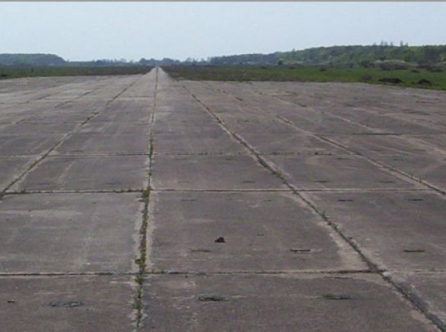 Міністр оборони доручив компетентним органам зайнятись Мукачівським аеродромом (ФОТО)