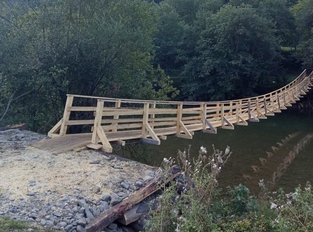 Відновлено один з підвісних пішохідних мостів через річку Теребля