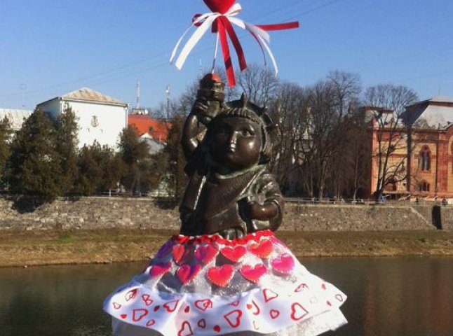 До Дня святого Валентина ужгородці причепурили місцеву "Свободку"