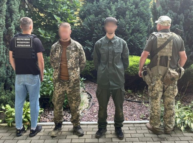 Вдяглись у форму провідників «Укрзалізниці»: що вигадали чоловіки Вдяглись у форму провідників «Укрзалізниці»: що вигадали чоловіки