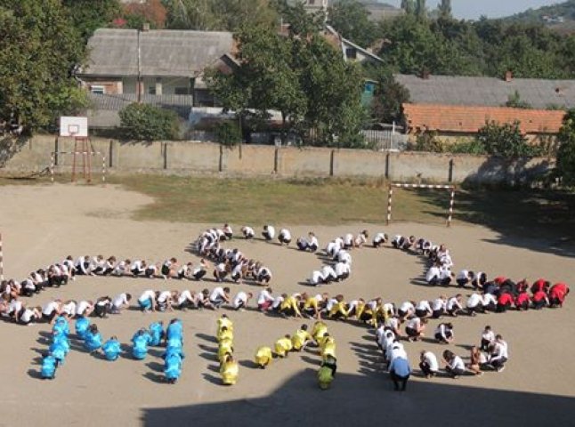 Берегівські школярі відзначили День миру великим флешмобом (ФОТО)