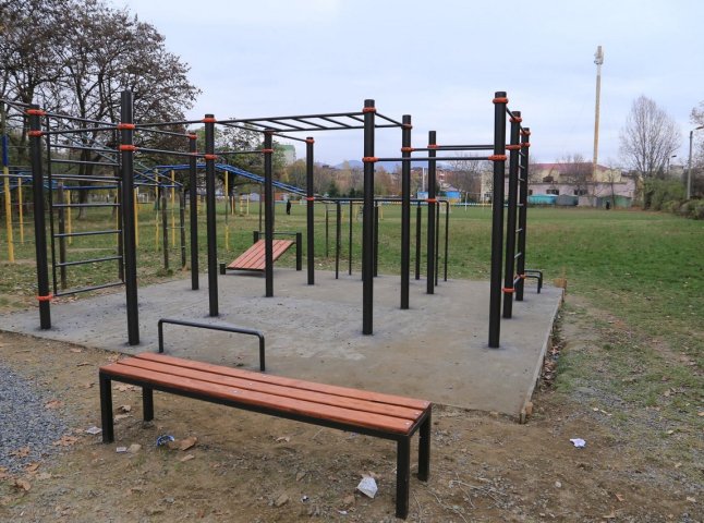 У Мукачеві колишні учні облаштували на території школи спортивний майданчик