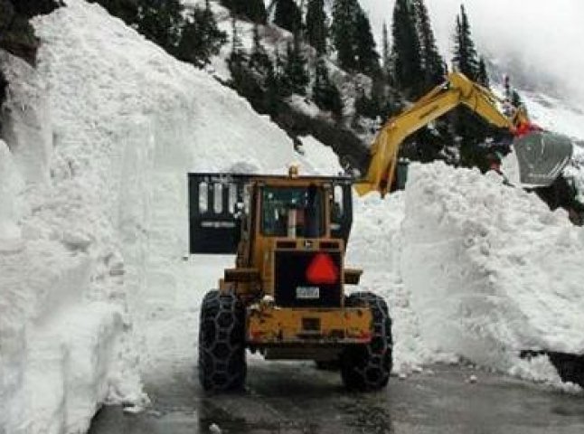 Наслідки снігопаду на Закарпатті: зійшли три лавини, знеструмлено 24 населені пункти