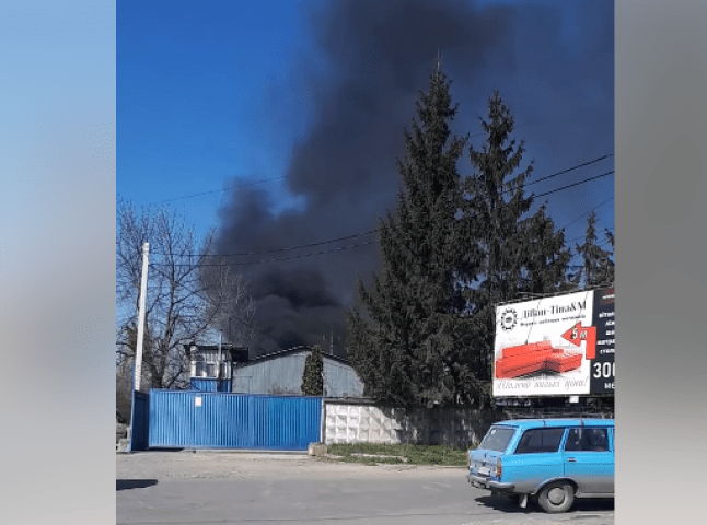 Поблизу ринку Краснодонців в Ужгороді спалахнула масштабна пожежа