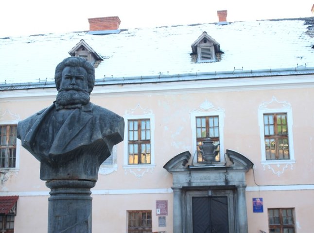 Пам’ятник Міхаю Мункачі встановили у дворі художньої школи