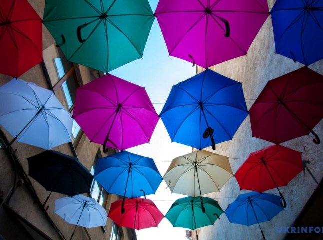 В Ужгороді вандали пошкодили міні-алею з парасольок