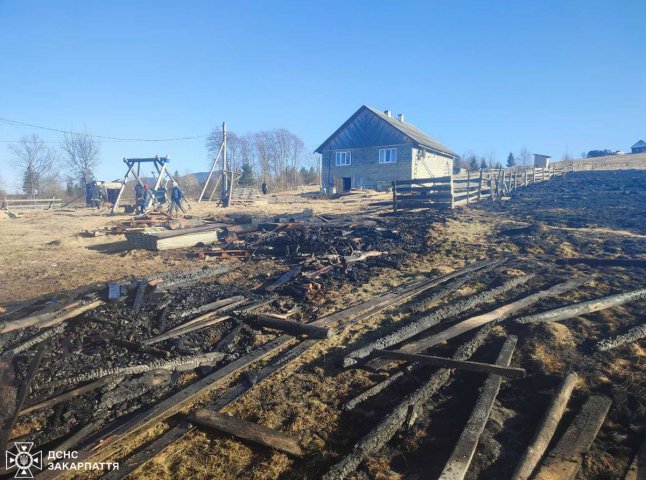 Вогонь перекинувся з сухої трави на дві будівлі: на Рахівщині вирувала пожежа Вогонь перекинувся з сухої трави на дві будівлі: на Рахівщині вирувала пожежа