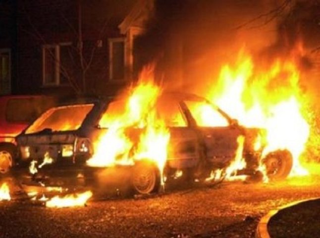 У Мукачеві люди гріються, підпалюючи дорогі автомобілі
