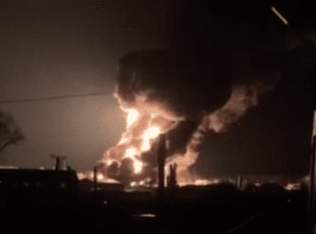 Окупанти вночі вдарили по околицях Василькова: загорілась нафтобаза