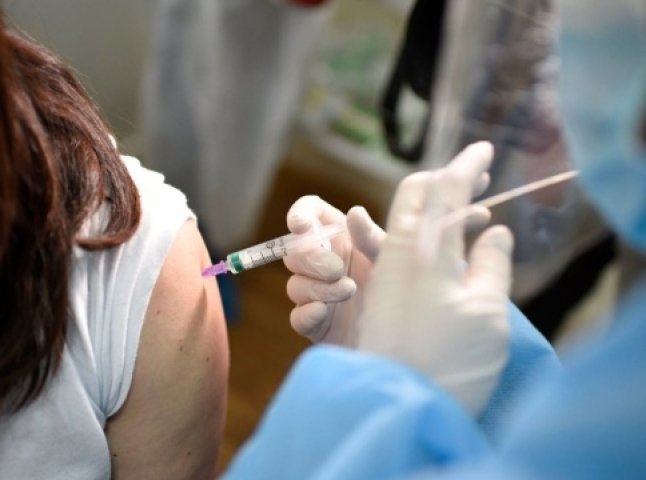 Тих, хто записався на вакцинацію через "Дію", почнуть щеплювати з 15 травня