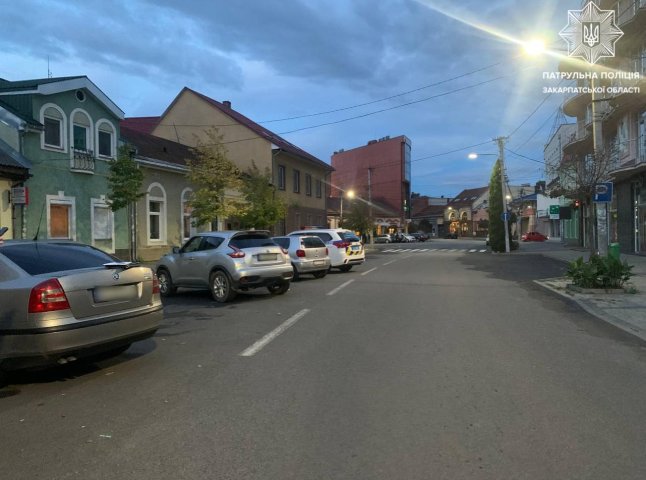 В Ужгороді водій врізався у автівку Skoda і втік