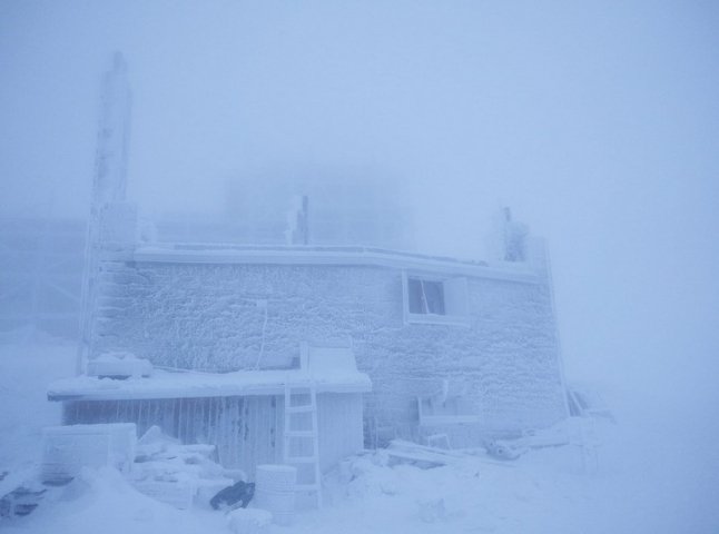 В Карпатах вирує справжня зима. Рятувальники опублікували фото