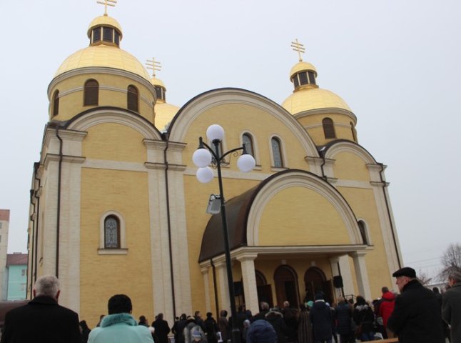 У Мукачеві архієрей з Ватикану освячує греко-католицький храм святих рівноапостольних Кирила та Мефодія