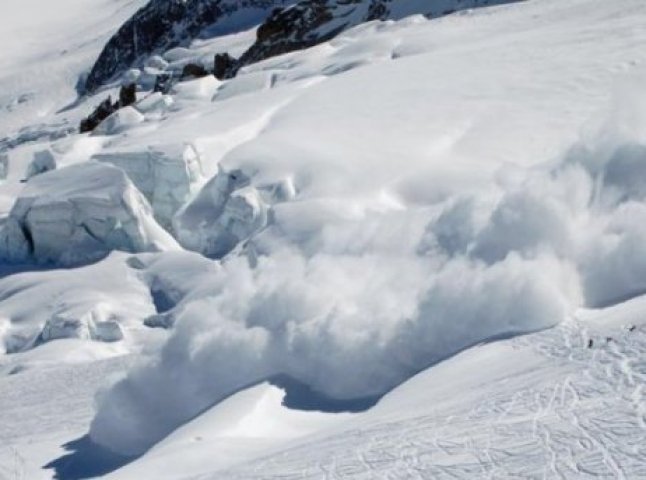 Рятувальники попереджають туристів про сходження лавин на Закарпатті