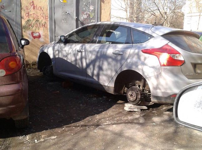 Невідомі вкрали з автомобіля мукачівця всі чотири колеса