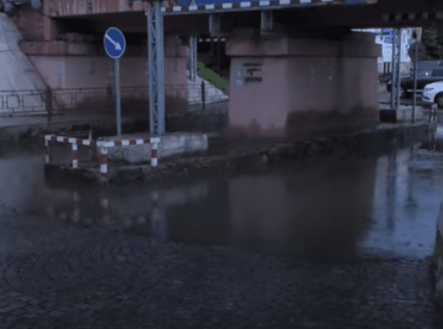 Під час негоди в Ужгороді затопило переїзд на вулиці Анкудінова