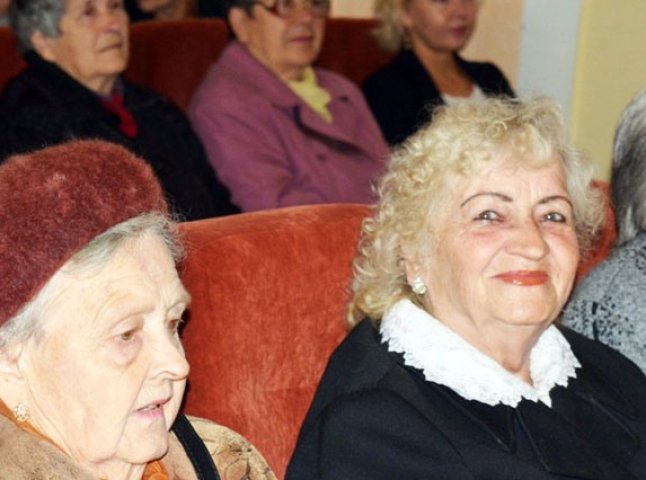 Хустських пенсіонерів привітали з Міжнародним днем людей похилого віку