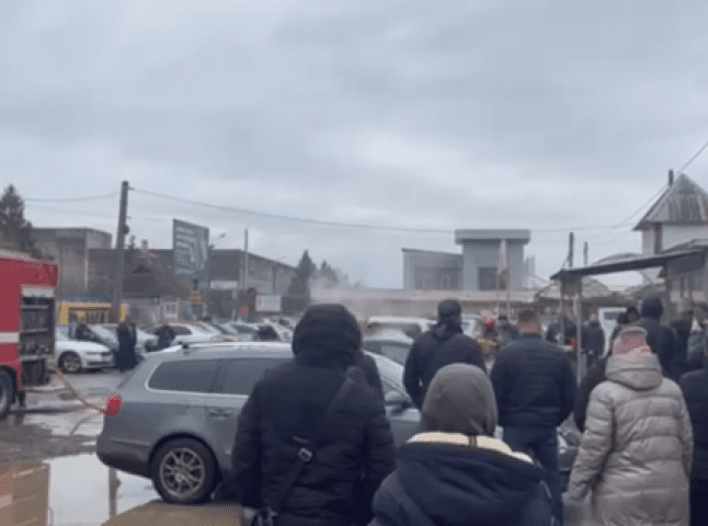 Біля ринку "Краснодонців" загорілась машина. Поведінка очевидців неприємно вразила