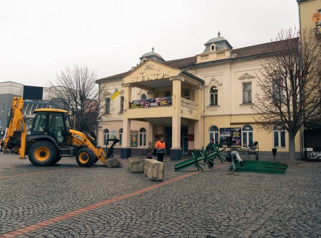 У Мукачеві почали встановлювати новорічну ялинку