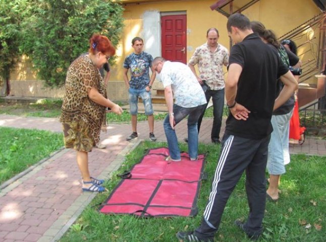 У Мукачеві для військових волонтери шиють сучасні ноші (ВІДЕО)