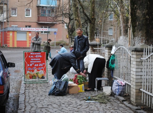 Стихійна торгівля в Мукачеві: влада бачить вибірково (ФОТОРЕПОРТАЖ)