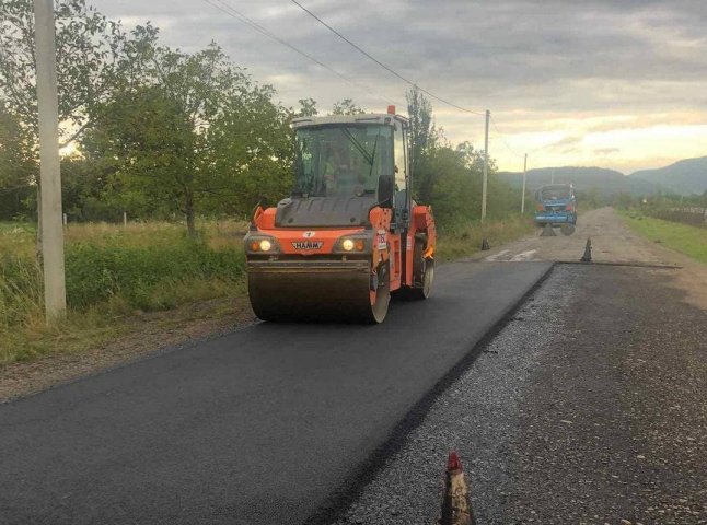 На Закарпатті ремонтують важливу дорогу. Хочуть завершити до осінньої негоди На Закарпатті ремонтують важливу дорогу. Хочуть завершити до осінньої негоди