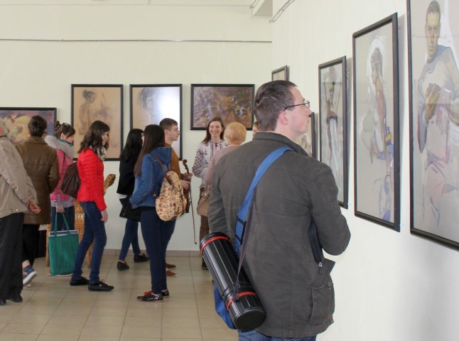 "Мовою лінії та кольору" – в Ужгороді відкрилась виставка картин Василя Когутича