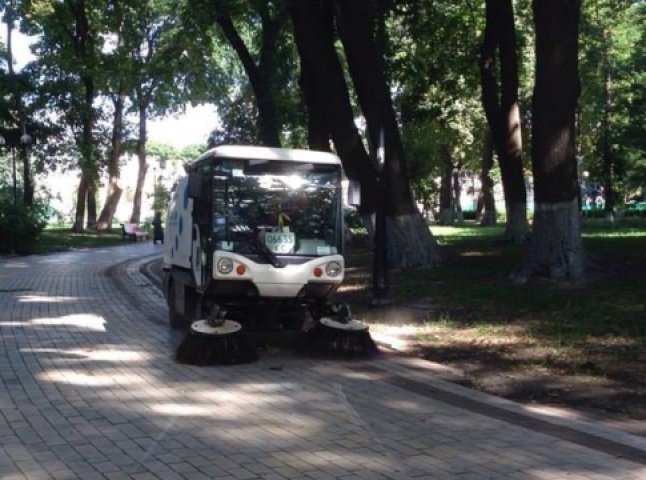 Вулиці Мукачева прибиратимуть вуличним пилосмоком
