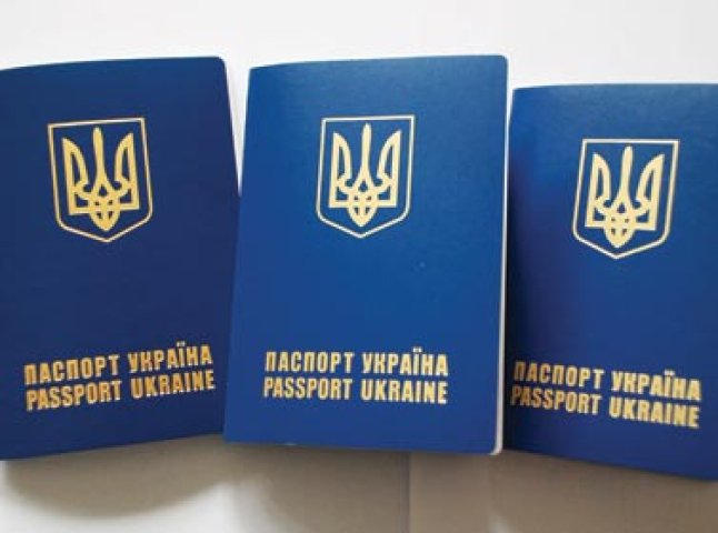 Закордонні паспорти виготовлятимуть за 10 днів