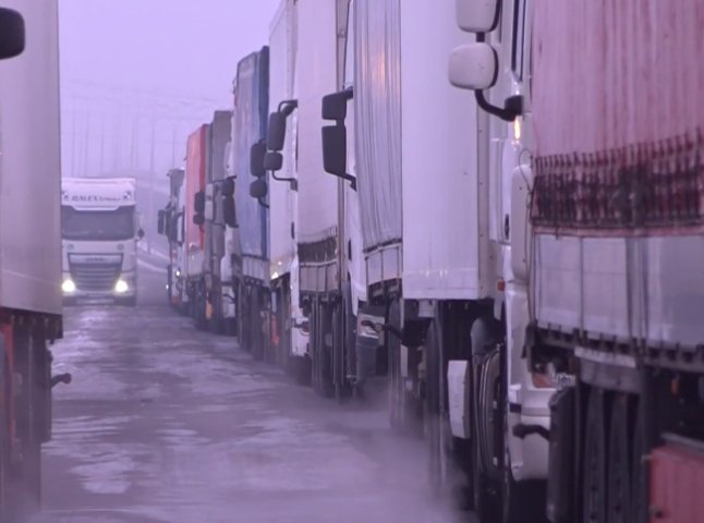 На кордоні зі Словаччиною черги із вантажівок: деякі фури стоять вже кілька днів