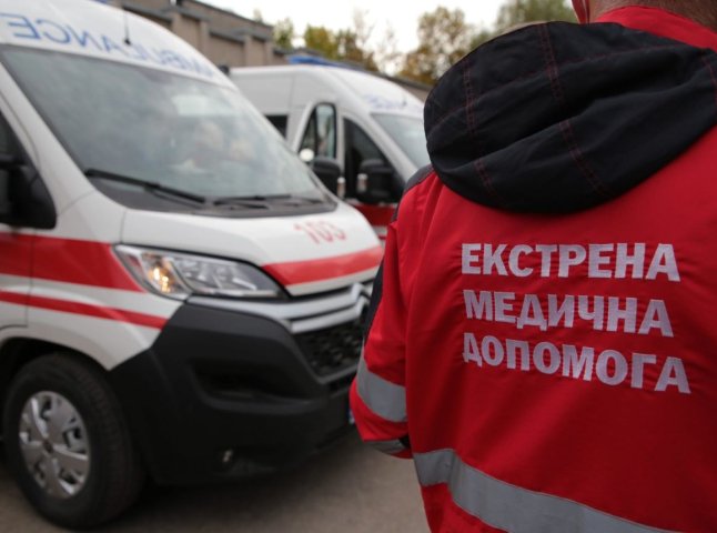 Ішли 20 хвилин болотом: медики «швидкої» врятували жінку в Рахові