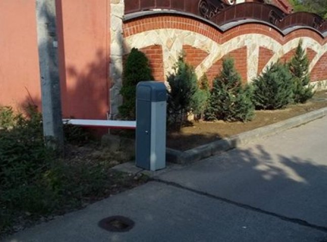 На вулиці Драгоманова в Ужгороді комунальники демонтували два самовільно встановлені шлагбауми