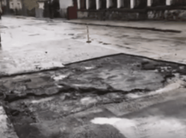 Ремонт по-ужгородськи: у місті під час дощу асфальтують дорогу