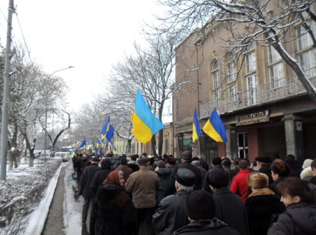 Близько 700 жителів Виноградова вийшли на мітинг із вимогою до Івана Бушка вийти із Партії регіонів (ФОТО, ВІДЕО)