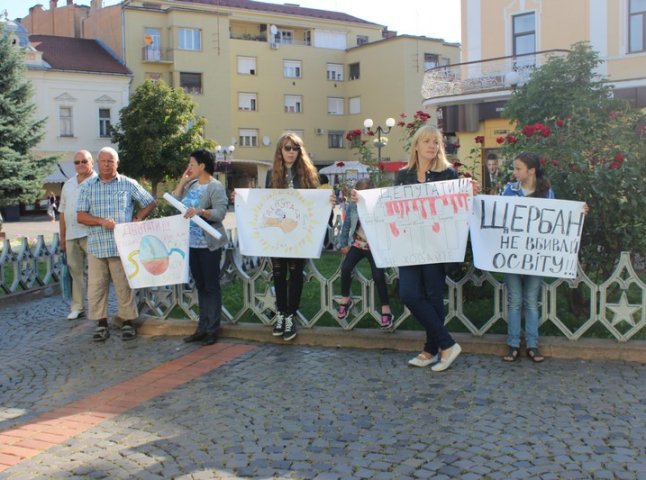 Протести під Ратушею: мукачівці протестують проти реорганізації еколого-натуралістичного центру