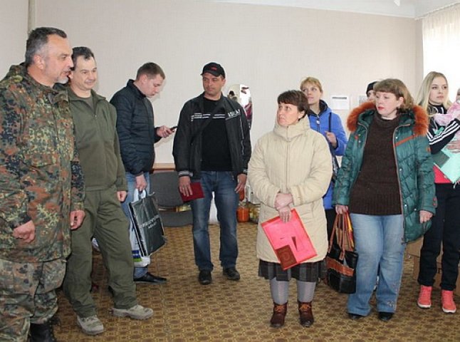 Закарпатські правоохоронці поділились продуктами й медикаментами з мешканцями Артемівська (ФОТО)