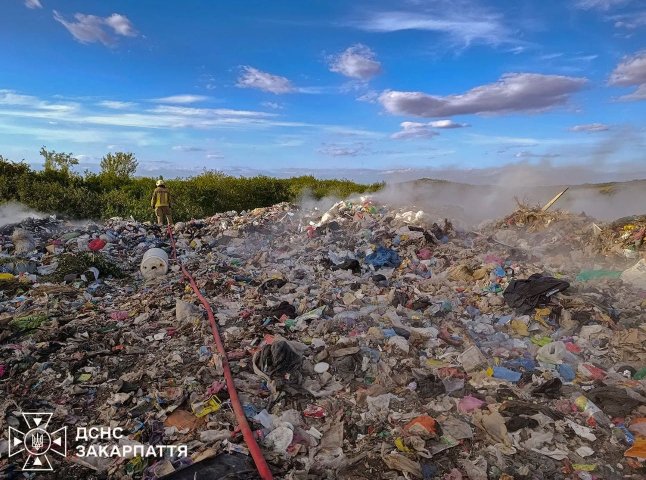 У Берегові запровадили обмеження через пожежу на сміттєзвалищі