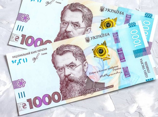 На картку за 7 днів після оформлення дадуть по 2000 гривень: перевірятимуть вік людей