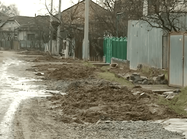 Відмовляються їхати навіть таксисти: стан однієї з вулиць Мукачева жахає містян
