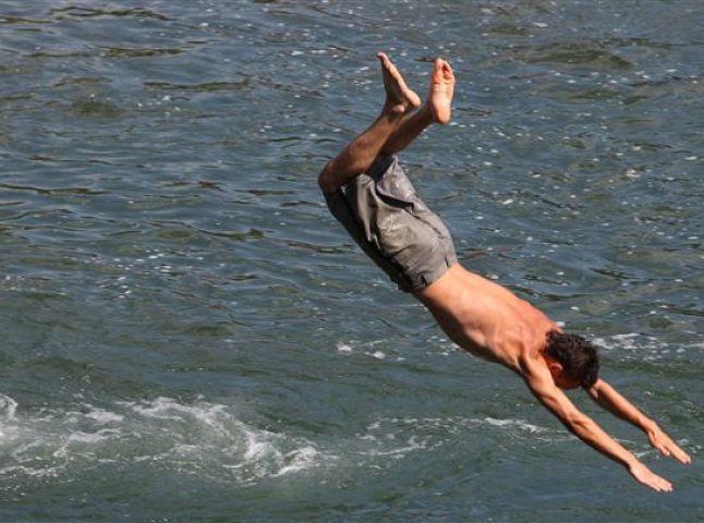 На Закарпатті офіційно до літнього сезону готові 5 місць для купання