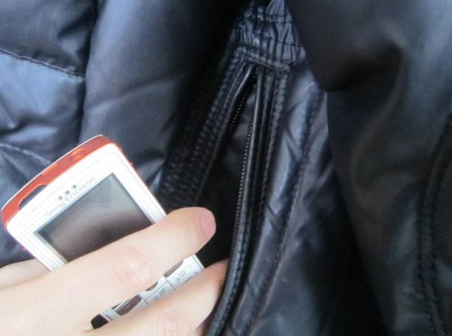 У потязі в закарпатця вкрали мобільний телефон