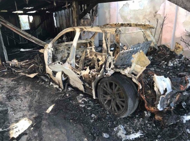 Велика пожежа: загорілись автомобіль, гараж та два будинки