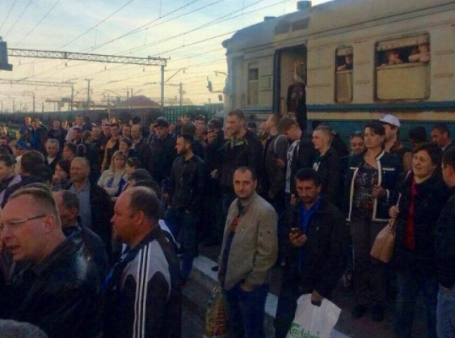 Невдоволені пасажири кілька годин блокували рух електрички "Львів-Мукачево"