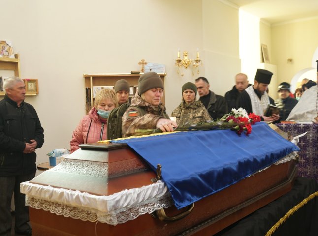 Мукачево попрощалось із загиблим на війні Героєм Володимиром Литвиненком