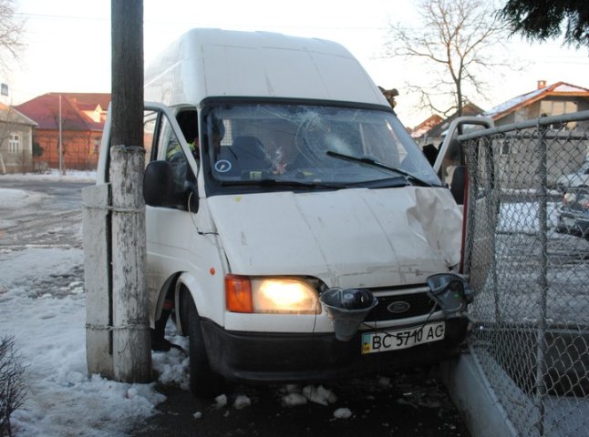 У Мукачеві мікроавтобус врізався в металевий паркан (ФОТО)