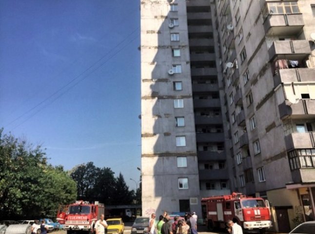 В Ужгороді невідомий здійснив кілька спроб підпалити 16-поверхівку