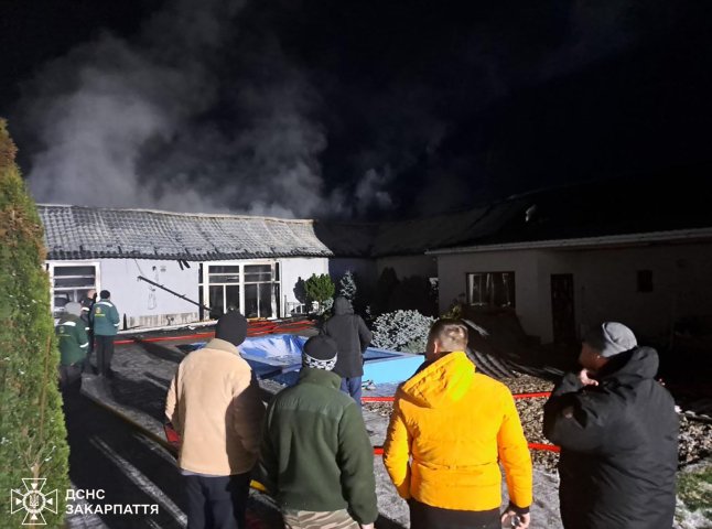 На Берегівщині у гаражі згорів легковий автомобіль