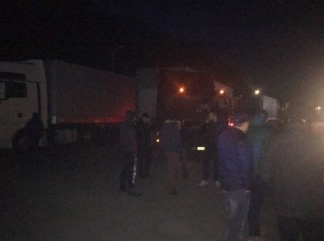 На Львівщині виник інцидент із трьома вантажівками, які їхали із Закарпаття